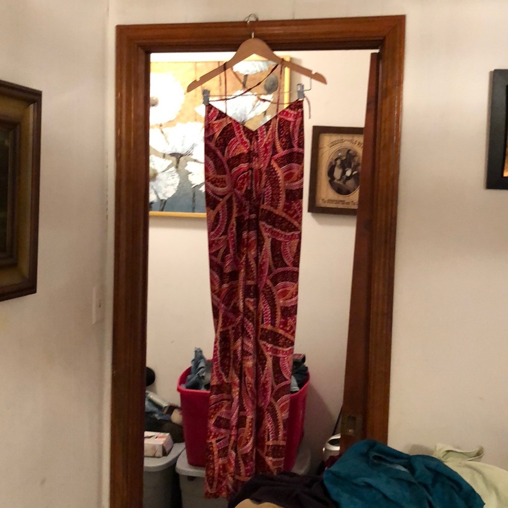 Strap around neck it’s pink both light and dark